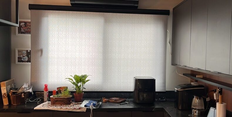 Persiana rolo em tecido translúcido com elegância e conforto. Saiba onde comprar em Porto Alegre com qualidade e atendimento personalizado.