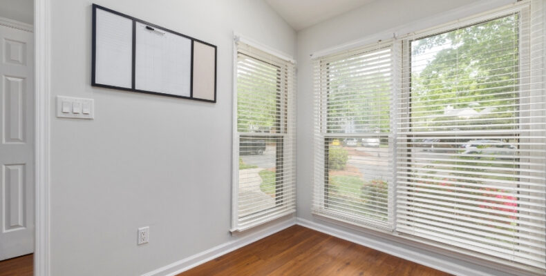 Descubra como cores neutras para quarto, combinadas com cortinas e persianas, criam harmonia e sofisticação em ambientes infantis e adultos.